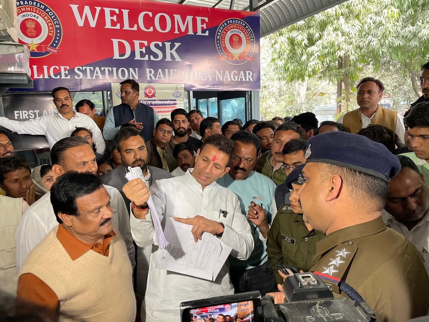 थाने में शिकायत करने पहुंचे पटवारी।