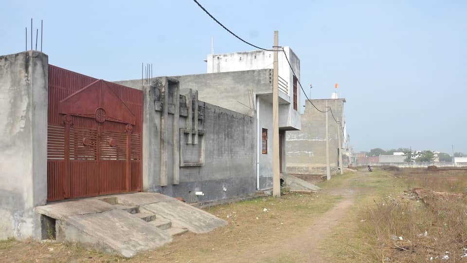 देवसैनी सर्वोदय नगर फेस 2 में लगे बिजली के खंभे