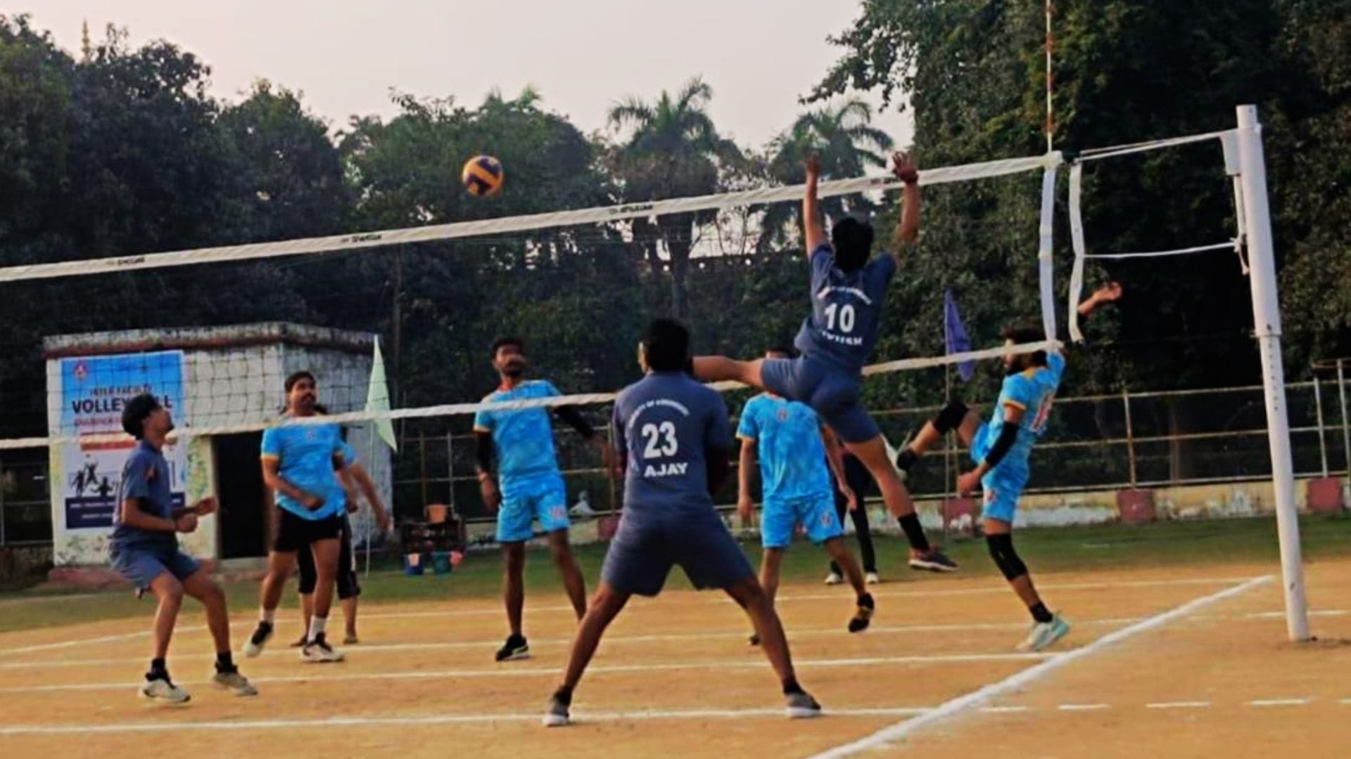 वॉलीबॉल खेलते खिलाड़ी