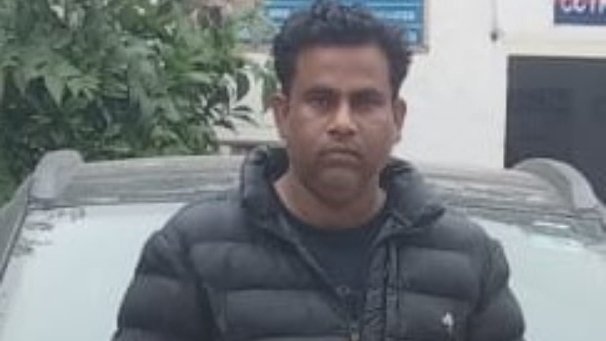 property dealer was arrested by the police for carrying an illegal pistol in Shahjahanpur