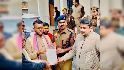अन्याय प्रतिकार यात्रा की अनुमति न मिलने नाराजगी जाहिर करते भारतीय युवा विद्यार्थी संगठन के लोग।