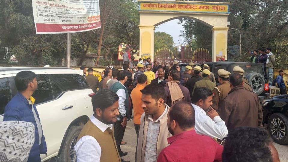 BJP MLA stopped Water Resources Minister Swatantra Dev convoy Traffic came to standstill conversation with MLA