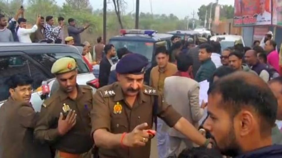 BJP MLA stopped Water Resources Minister Swatantra Dev convoy Traffic came to standstill conversation with MLA