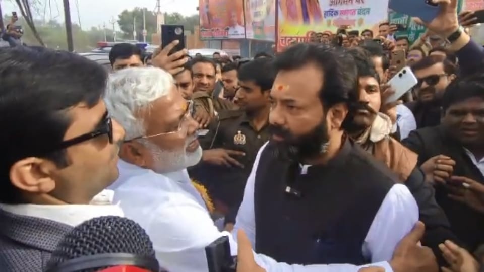 BJP MLA stopped Water Resources Minister Swatantra Dev convoy Traffic came to standstill conversation with MLA