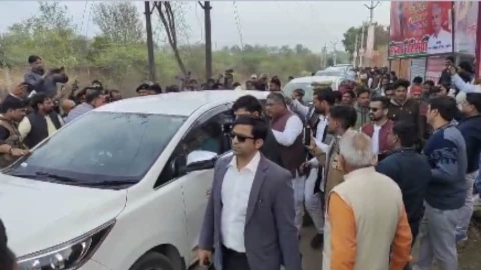 BJP MLA stops Jal Shakti Minister Swatantra Dev convoy in banda clashes break out