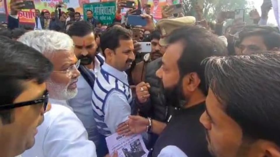 BJP MLA stopped Water Resources Minister Swatantra Dev convoy Traffic came to standstill conversation with MLA
