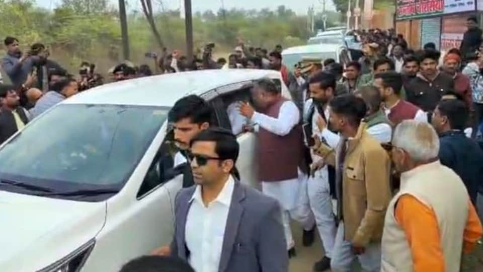 BJP MLA stopped Water Resources Minister Swatantra Dev convoy Traffic came to standstill conversation with MLA