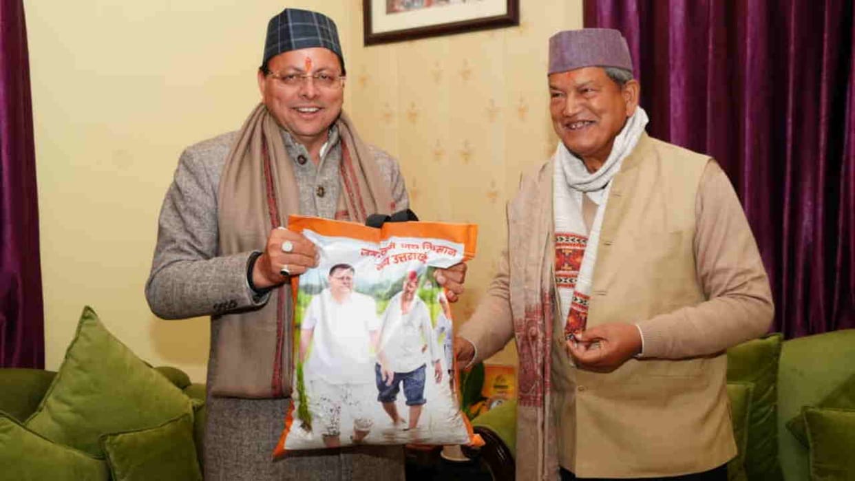 CM Dhami visited former CM Harish Rawat house with rice Uttarakhand Politics news read All Updates