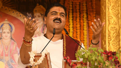 Storyteller Rajan Ji Maharaj is narrating the Ram Katha in Gorakhpur Champa Devi Park.