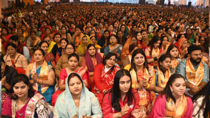 Storyteller Rajan Ji Maharaj is narrating the Ram Katha in Gorakhpur Champa Devi Park.