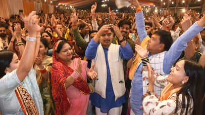 Storyteller Rajan Ji Maharaj is narrating the Ram Katha in Gorakhpur Champa Devi Park.