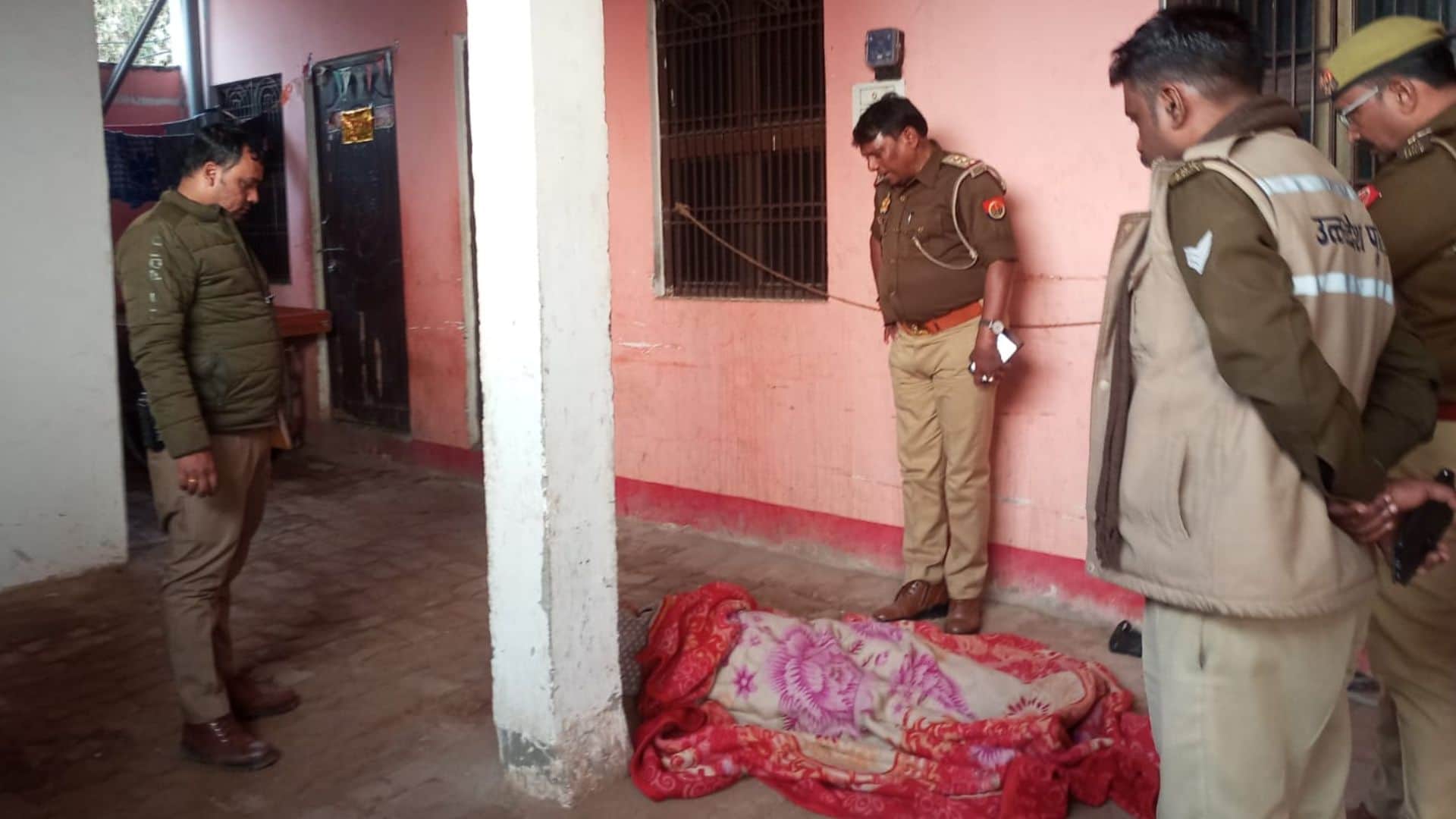 ज्योति की लाश के पास पुलिस।