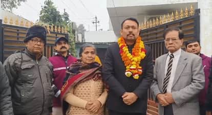 Kanpur After resigning Alankar Agnihotri returned home his supporters chanted slogans of The lion has returned