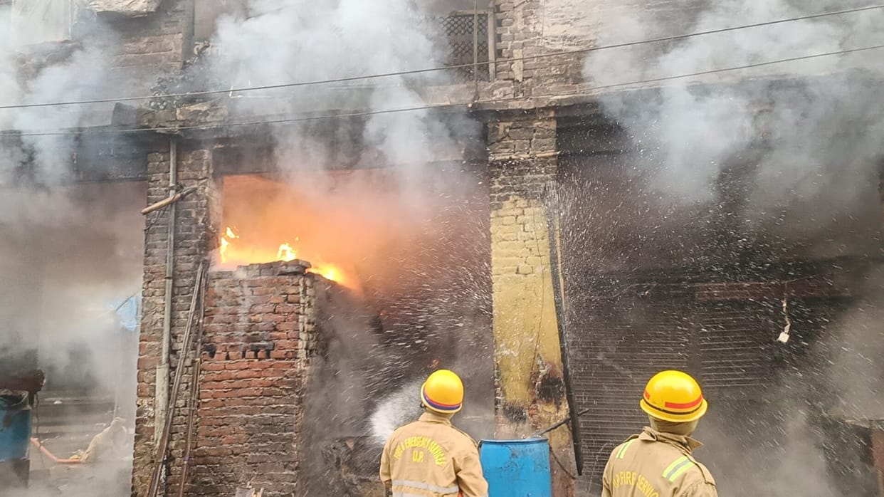 Kanpur fire three shops of sweets and biryani destroyed Fire brigade rescued two from death