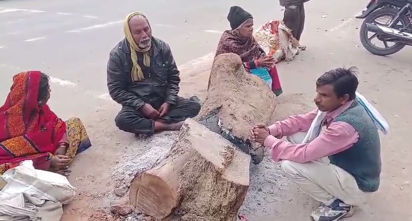 Kanpur The biting cold and icy winds caused shivers vehicles crawled on the Ganga bridges
