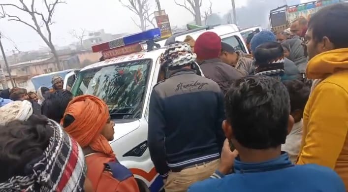 Auraiya Crowd angered by ARTO checking scuffles and arguments with team officials fled in an auto rickshaw