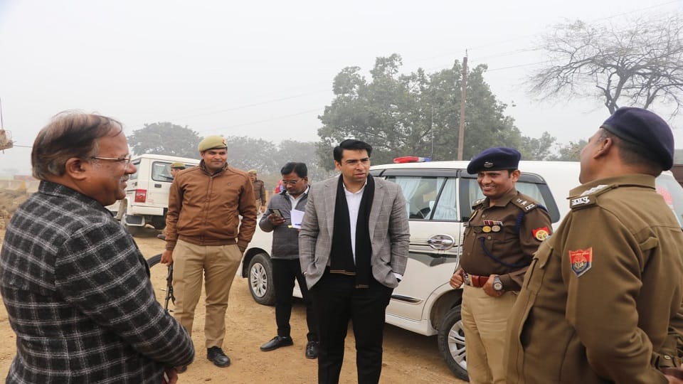 कांवड़ यात्रा आवागमन मार्ग का हाथरस डीएम और एसपी ने किया निरीक्षण