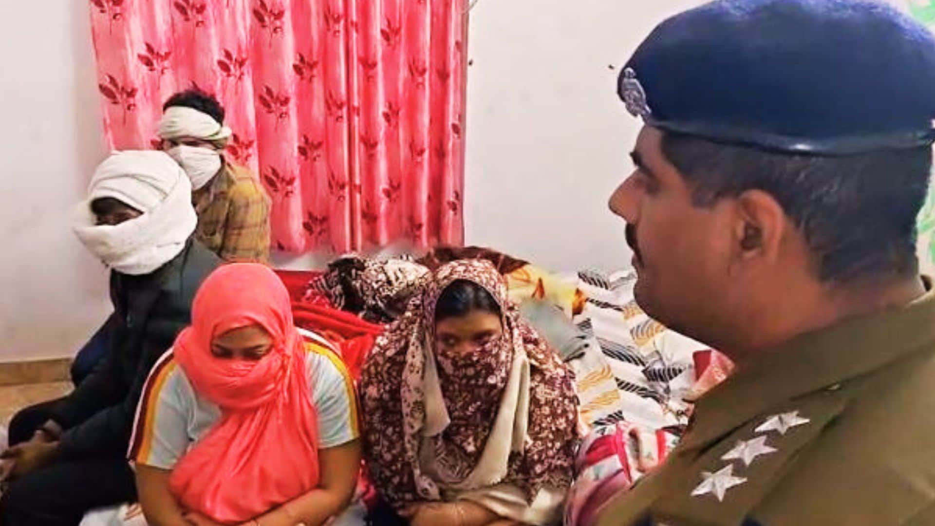 लड़कियों से पूछताछ करती पुलिस।