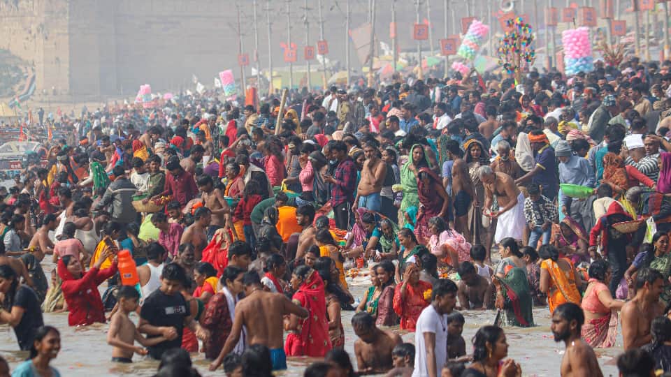 स्नान के लिए उमड़ी श्रद्धालुओं की भारी भीड़।