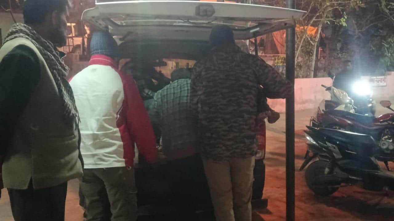 महिला को ले जाते परिजन