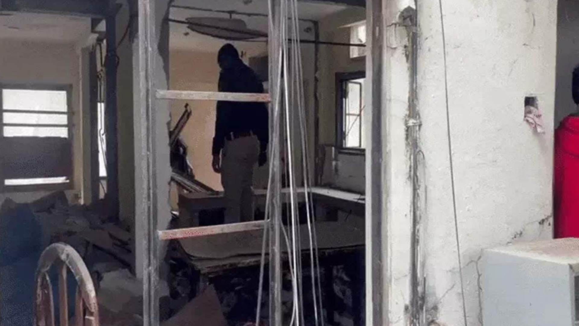 Indore News: The body of a 13-year-old minor boy was found inside a bed.