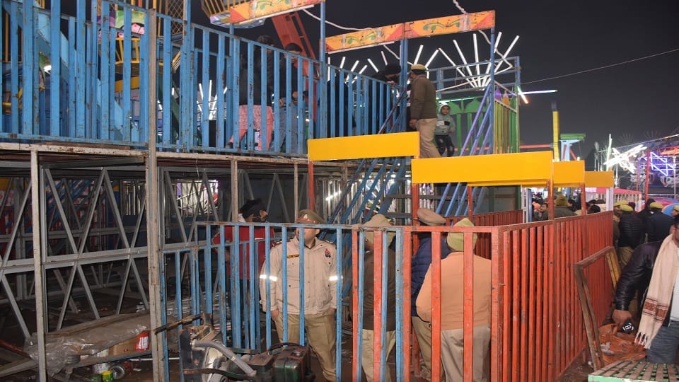young man fell from a break dance jhula at Aligarh Exhibition