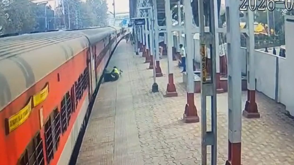 presence of mind and courage of the points man at Naini station saved the life of a passenger.