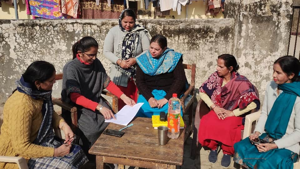 बिल्ला गांव में मेडिकल आफिसर डा. हरपिंदर कौर एएनएम, आंगनबाड़ी व आशा वर्करों के साथ बैठक करतीं हुई।