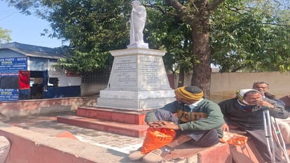 प्रतापपुरा स्थित गांधीजी की प्रतिमा और आसपास सफाई की गई