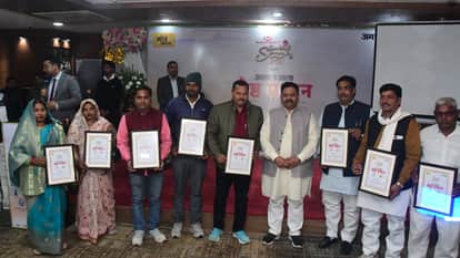 Amar Ujala Best Pradhan program Minister Ravindra Jaiswal honored village heads in varanasi
