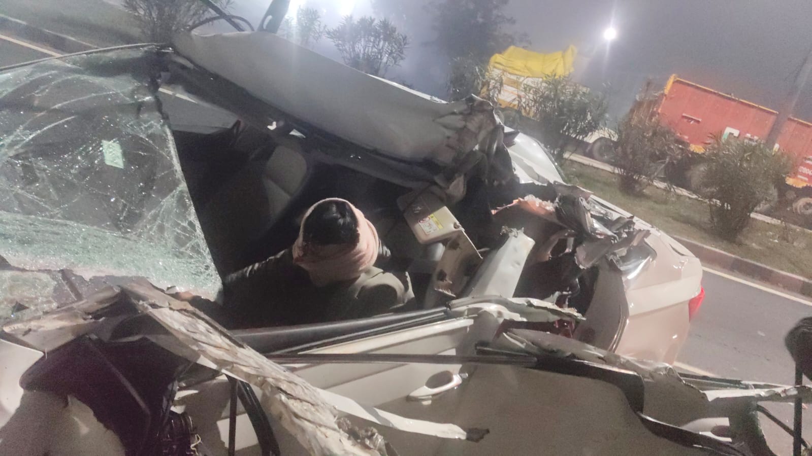 हादसे के बाद गाड़ी की हालत इतनी बुरी कि शव निकालने में भी हुई परेशानी।