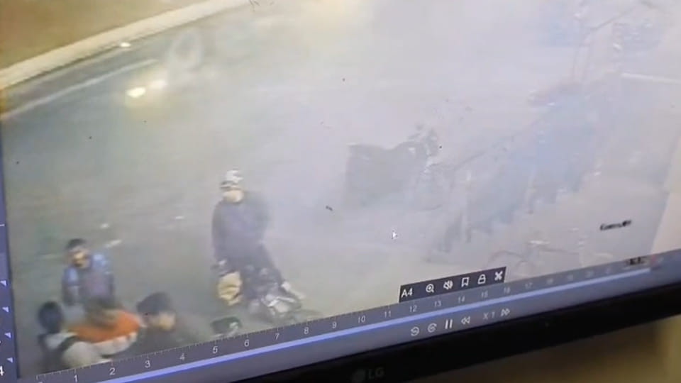 Kanpur: Mall employee beaten with helmets and fists, seriously injured