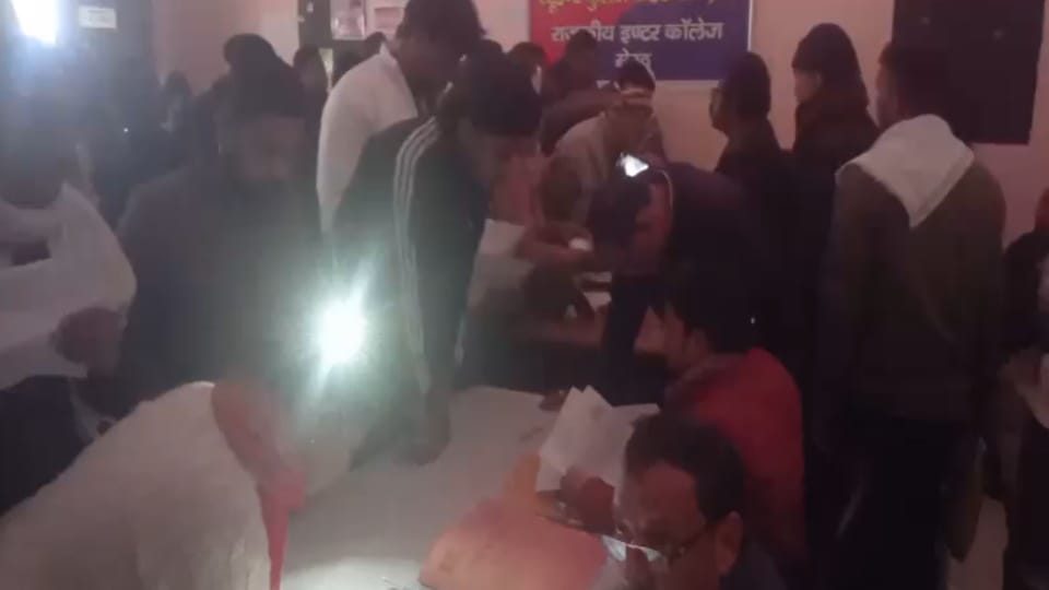 Huge Crowd at Meerut GIC for SIR Form Filling, Work Continued Using Mobile Torches After Power Cut