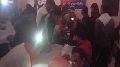 Huge Crowd at Meerut GIC for SIR Form Filling, Work Continued Using Mobile Torches After Power Cut