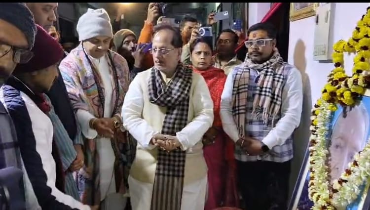 Bihar: डिप्टी सीएम विजय सिन्हा ने महारानी के चित्र पर किया माल्यार्पण, आज होगा भूमि सुधार जन कल्याण संवाद