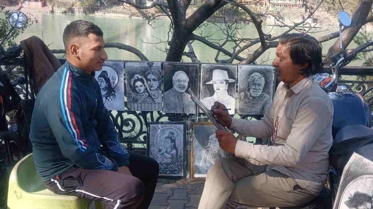 Rishieksh: गंगा किनारे वाला कलाकार...स्केच बनाकर बिखेर रहा अपनी कला का जादू, सैलानी हुए मुरीद