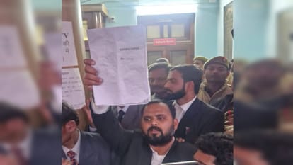 UP Bar Council Election: Advocates protested against rigging in voting, there was commotion.