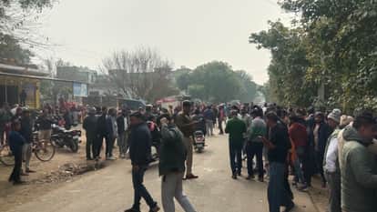 road accident in Jaunpur Tractor and Innova collide one dead nine people injured villagers rushed