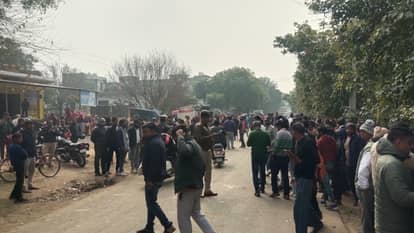 road accident in Jaunpur Tractor and Innova collide one dead nine people injured villagers rushed