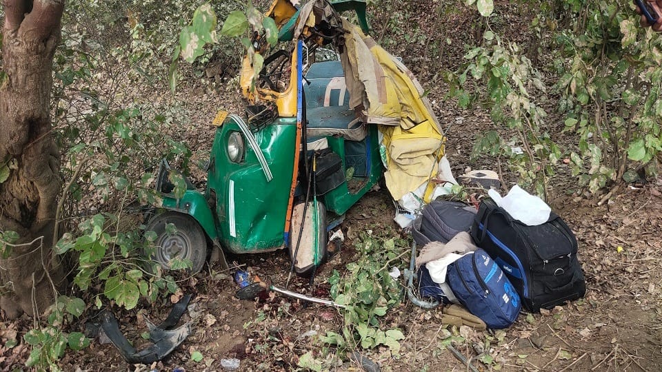 container truck Hits two auto-rickshaw in Agra Six people died including five pilgrims agra accident