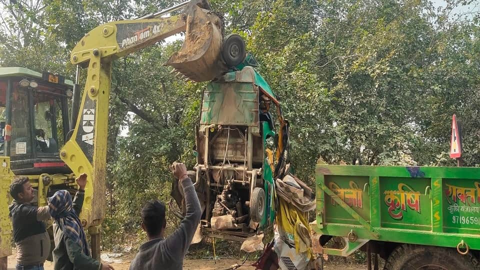 container truck Hits two auto-rickshaw in Agra Six people died including five pilgrims agra accident