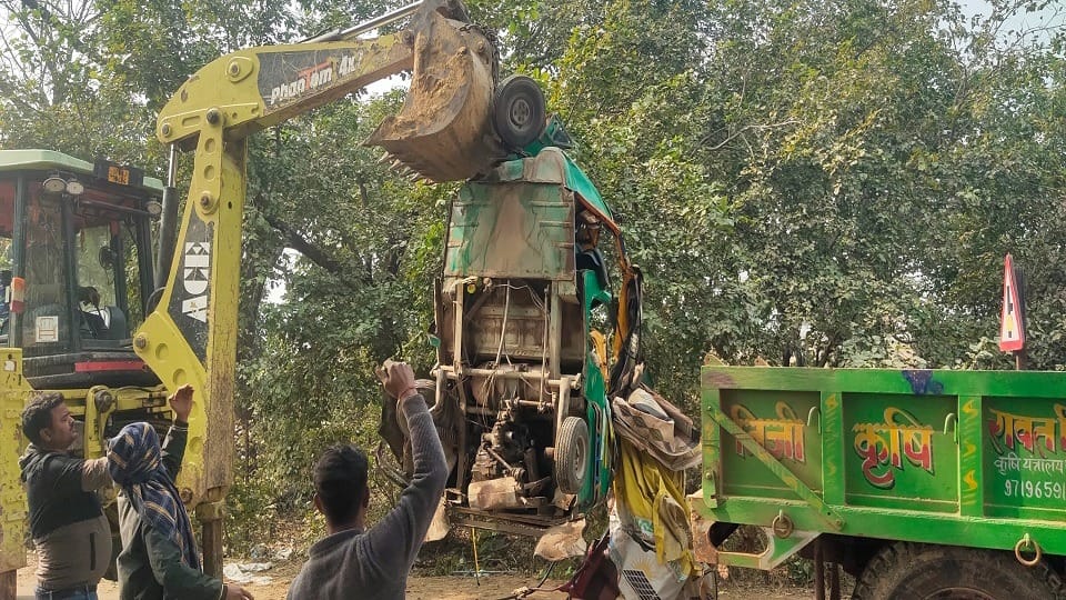container truck Hits two auto-rickshaw in Agra Six people died including five pilgrims agra accident