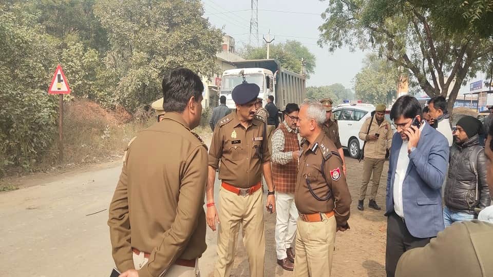 Container truck ran over two auto-rickshaws Six people Killed in agra