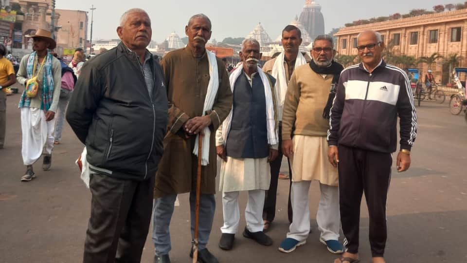 Agra Road Accident I told them get off Raja Ki Mandi station Ramavatar broke down in tears who lost 5 friends