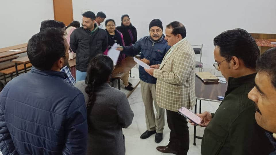 बूथ का निरीक्षण करते मुख्य निर्वाचन अधिकारी नवदीप रिणवा।