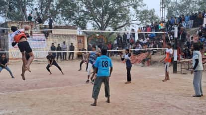 एंफीथिएटर मैदान में वाॅलीबाॅल खेलते खिलाड़ी।