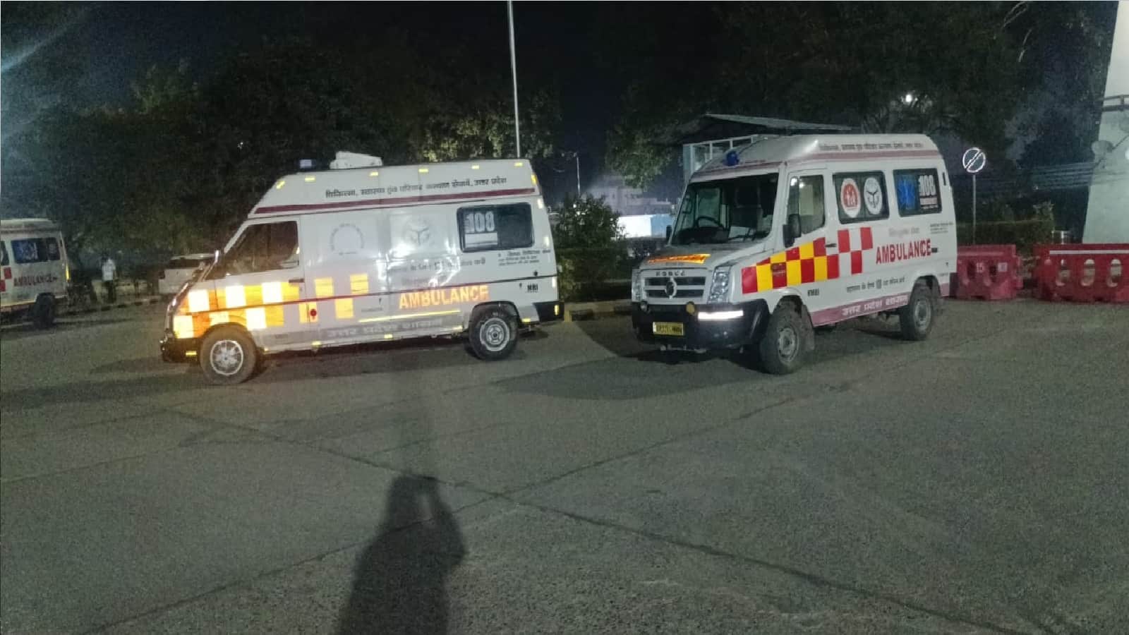 एहतियात के तौर पर खड़ीं एंबुलेंस
