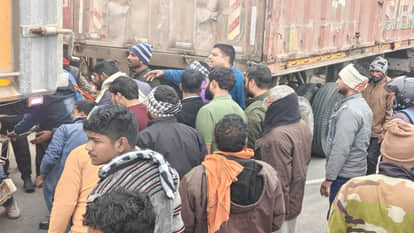 Road accident at Kalesar, Zero Point, Gorakhpur; auto gets stuck between two trailers; several injured
