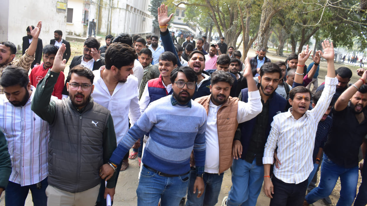 Upper caste students protested at Gorakhpur University news in hindi