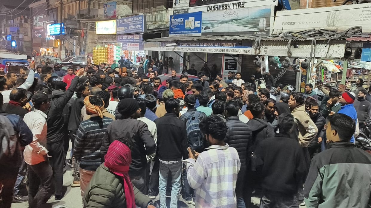 Vikasnagar News Passersby were beaten police officers were assaulted police outpost in-charge insignia was tor
